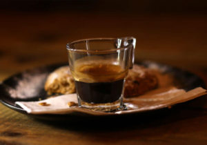 Ristretto - kawa dla precyzyjnych Według międzynarodowego Stowarzyszenia Kaw Specjalnych (Specialty Coffee Association) tradycyjny przepis na espresso to 25-35 ml (ok. 20-30g) napoju przygotowanego na bazie 7-9 gram zmielonej kawy parzonych wodą o temperaturze ok. 92-95 stopni Celsjusza, pod ciśnieniem 9-10 bar statycznego ciśnienia, przez 20-30 sekund. Ten przepis stanowił punkt wyjściowy w opisanych wyżej badaniach, ale nie będziemy opisywać ich bardziej szczegółowo. Użyjemy jednak tego przepisu, aby wyjaśnić najbardziej popularną formułę ristretto. Najkrótsze wersja przepisu na caffe ristretto: espresso podzielić na dwa. - W trakcie przygotowywania porannej filiżanki kawy można po prostu zatrzymać ekspres, kiedy w filiżance jest już 15 ml (ok. 15 g) kawy. Każdy, kto spróbuje tego "szotu" przekona się, że ristretto nie jest tak bogate w smaki jak espresso, ale jest w nim także mniej charakterystycznej, kawowej goryczy. - Klasyczny szot ristretto i najbardziej rozpowszechniony przepis polega na zaparzeniu 15 ml (15g) kawy w 15 sekund lub np. 18 ml (18g) kawy w 22 sekundy. Konieczne jest odpowiednie ustawienie ekspresu i gotowe. - Trzeci popularny przepis to nieco drobniej niż zazwyczaj zmielona kawa, ale "standardowy" czas zaparzania, czyli 25-30 sekund. Aby wyjaśnić czym jest ristretto i jak różni się jego smak od klasycznego espresso można porównać je z brownie. Jest to czekoladowe ciasto, które ma zazwyczaj dość gęstą, zbitą konsystencję. Są jednak brownie mniej i bardziej zbite, zawierające mniej i więcej czekolady. Te najtwardsze, najbardziej czekoladowe brownie są właśnie niczym espresso ristretto. Koncentrację czekolady można uzyskać na różne sposoby – albo dodając mniej wody, albo używając większej ilości czekolady. Podobnie jest z kawą.