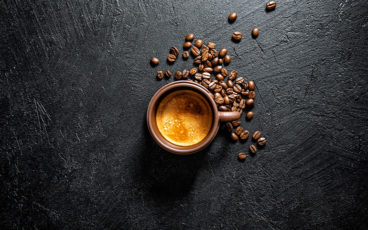 Ristretto - kawa dla precyzyjnych Według międzynarodowego Stowarzyszenia Kaw Specjalnych (Specialty Coffee Association) tradycyjny przepis na espresso to 25-35 ml (ok. 20-30g) napoju przygotowanego na bazie 7-9 gram zmielonej kawy parzonych wodą o temperaturze ok. 92-95 stopni Celsjusza, pod ciśnieniem 9-10 bar statycznego ciśnienia, przez 20-30 sekund. Ten przepis stanowił punkt wyjściowy w opisanych wyżej badaniach, ale nie będziemy opisywać ich bardziej szczegółowo. Użyjemy jednak tego przepisu, aby wyjaśnić najbardziej popularną formułę ristretto. Najkrótsze wersja przepisu na caffe ristretto: espresso podzielić na dwa. - W trakcie przygotowywania porannej filiżanki kawy można po prostu zatrzymać ekspres, kiedy w filiżance jest już 15 ml (ok. 15 g) kawy. Każdy, kto spróbuje tego "szotu" przekona się, że ristretto nie jest tak bogate w smaki jak espresso, ale jest w nim także mniej charakterystycznej, kawowej goryczy. - Klasyczny szot ristretto i najbardziej rozpowszechniony przepis polega na zaparzeniu 15 ml (15g) kawy w 15 sekund lub np. 18 ml (18g) kawy w 22 sekundy. Konieczne jest odpowiednie ustawienie ekspresu i gotowe. - Trzeci popularny przepis to nieco drobniej niż zazwyczaj zmielona kawa, ale "standardowy" czas zaparzania, czyli 25-30 sekund. Aby wyjaśnić czym jest ristretto i jak różni się jego smak od klasycznego espresso można porównać je z brownie. Jest to czekoladowe ciasto, które ma zazwyczaj dość gęstą, zbitą konsystencję. Są jednak brownie mniej i bardziej zbite, zawierające mniej i więcej czekolady. Te najtwardsze, najbardziej czekoladowe brownie są właśnie niczym espresso ristretto. Koncentrację czekolady można uzyskać na różne sposoby – albo dodając mniej wody, albo używając większej ilości czekolady. Podobnie jest z kawą.