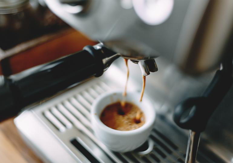 Ekspres robi filiżankę kawy espresso lungo